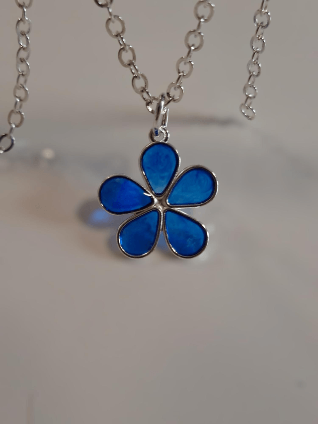 Flower necklace blue